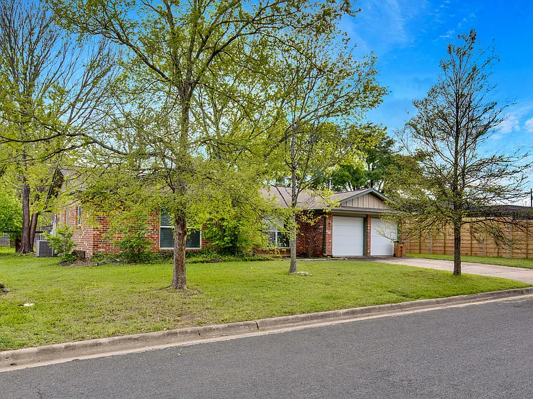2303 Southern Oaks Dr — Photo 23