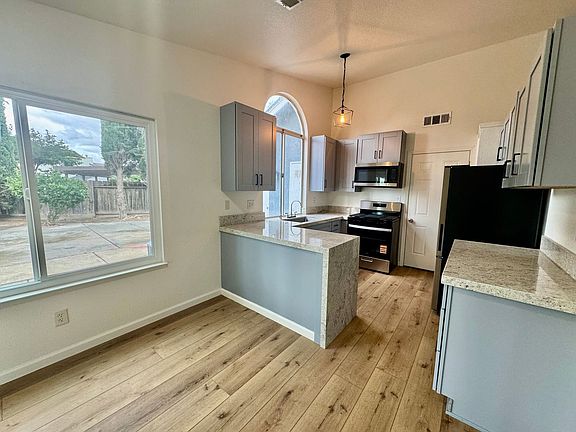 4th image of 827 Mesa Ct