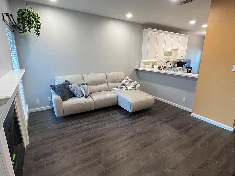 2414 Longview St #202 — Photo 2
