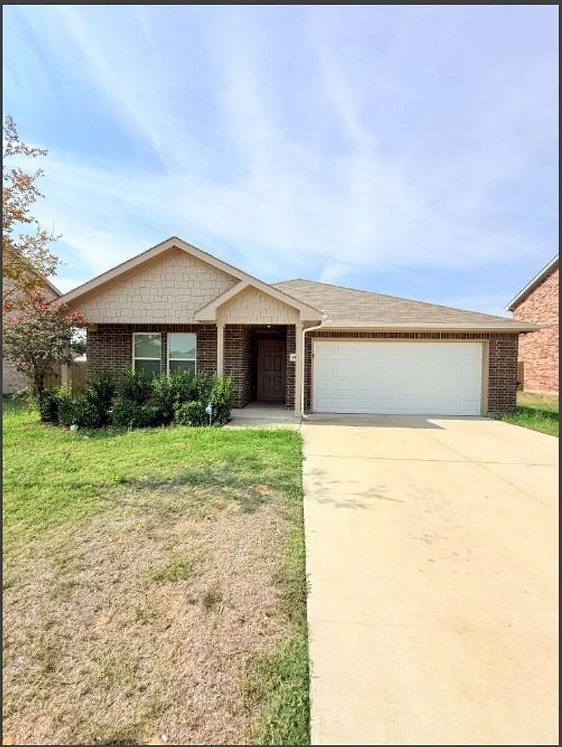 Available Now - Beautiful 4-Bedroom Ranch Home With Large Backyard & 2-Car Garage — Photo 2