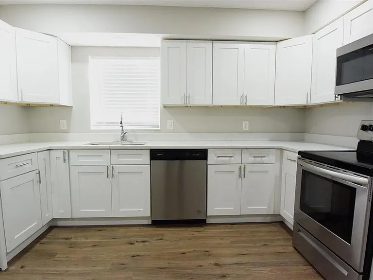 5845 Elm St — Photo 3