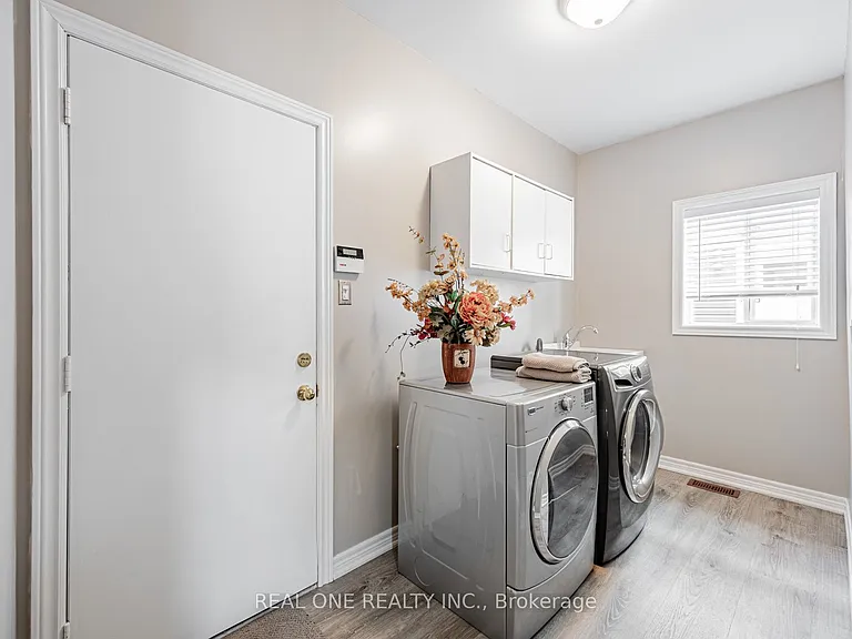 51 Hanson Cres — Photo 19