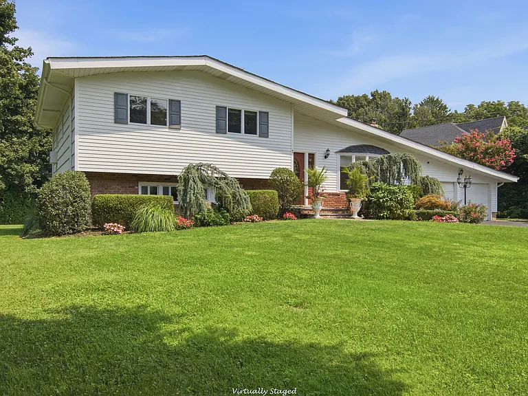 7 Laurie Pl — Photo 1