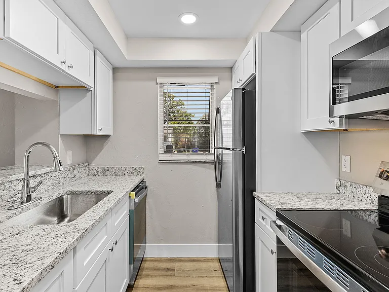 1917 Maravilla Ave #34 — Photo 16