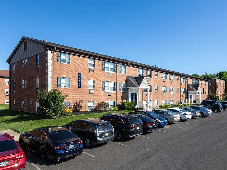 Ashley Court Apartments — Photo 14
