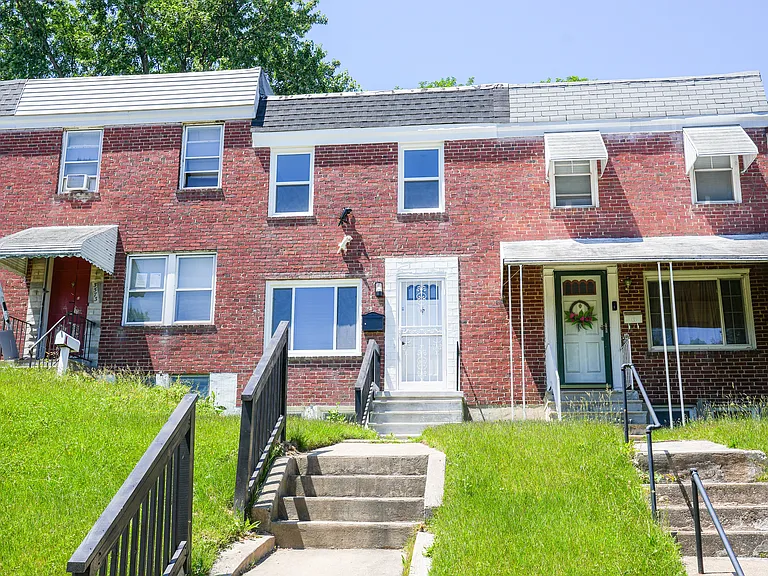 Dudley Ave — Photo 33