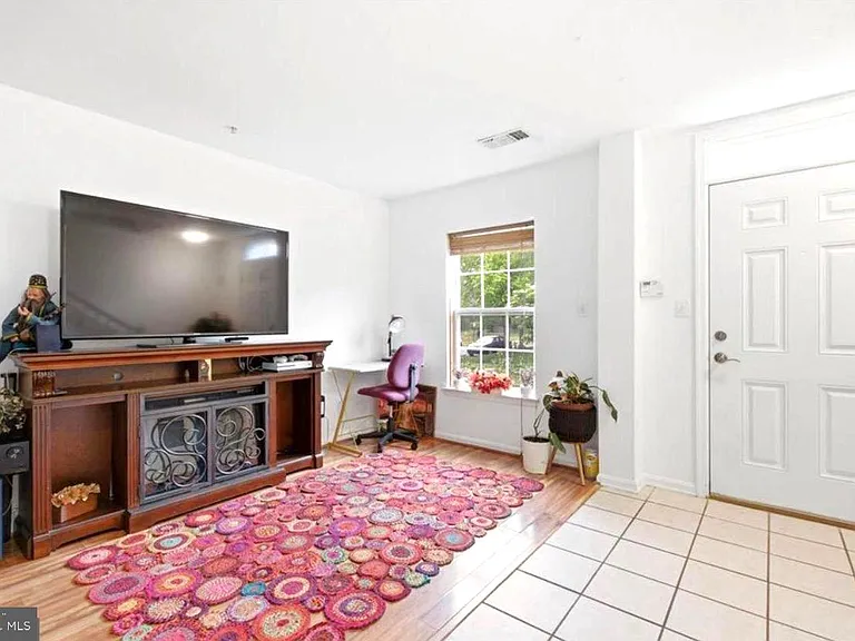 21845 Jarvis Sq — Photo 3