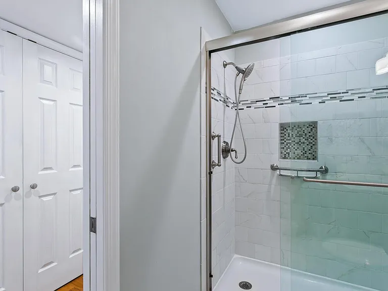 shared bath for two of the upstairs bedrooms