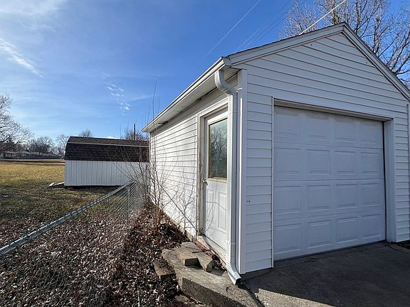 3rd image of 2303 Park Lane Dr