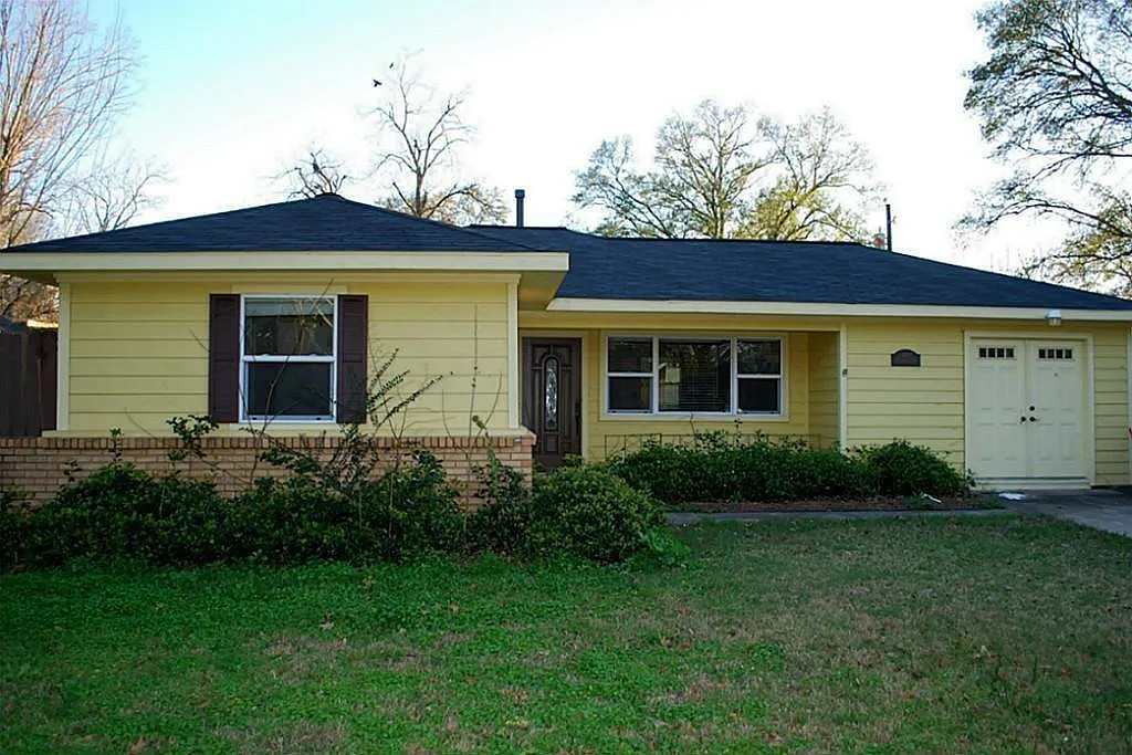 4 bed, 2.0 bath, 1294 sqft, $1,900 — Photo 1