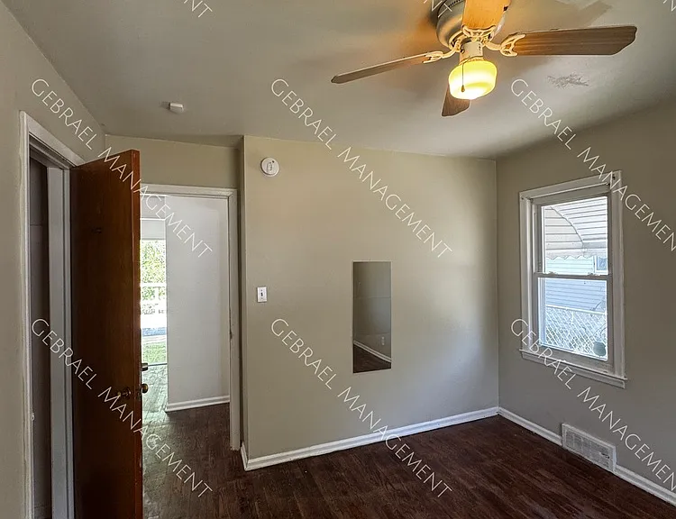 1119 Barney Ave — Photo 9