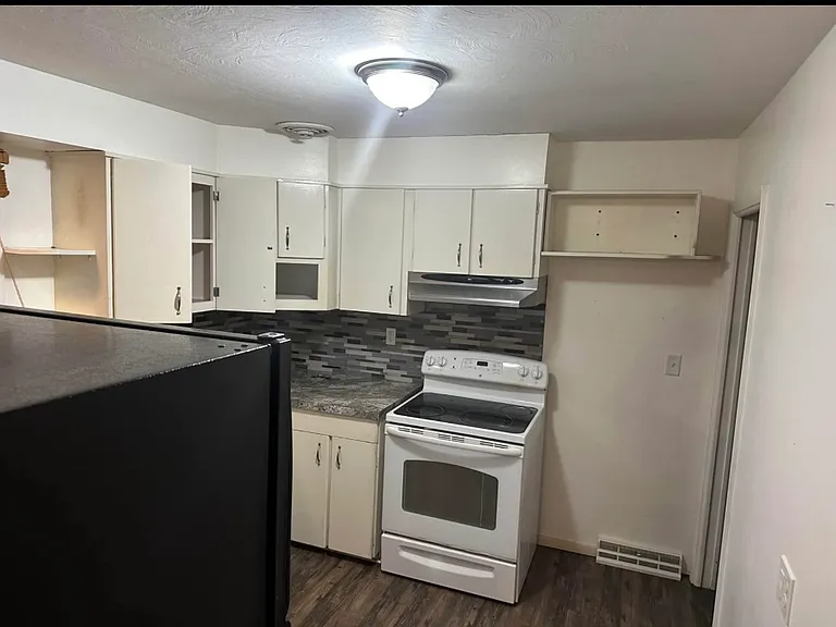 815 W Avon Ln — Photo 2