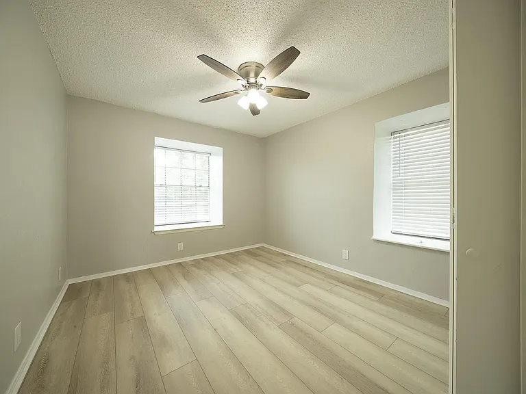 1717 N Locust St — Photo 12