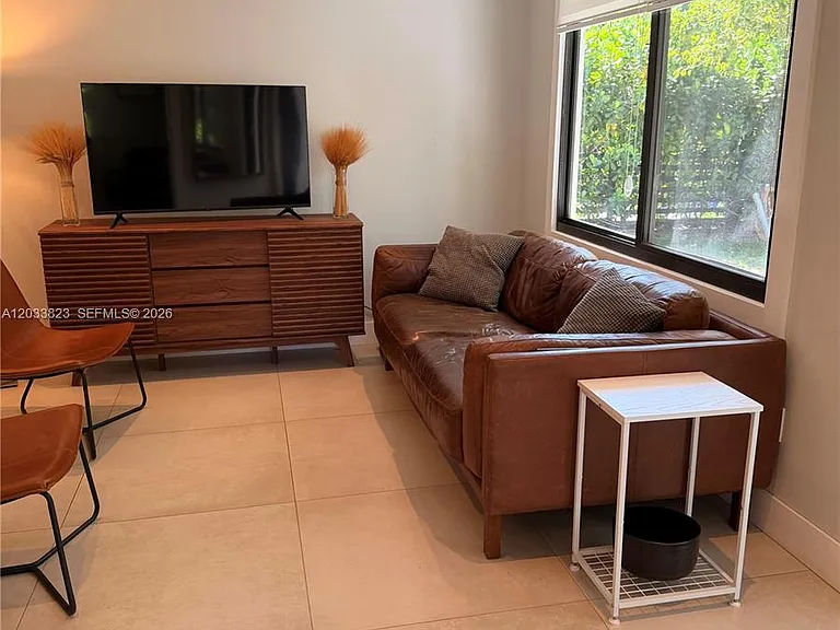 360 NW 40th St — Photo 7