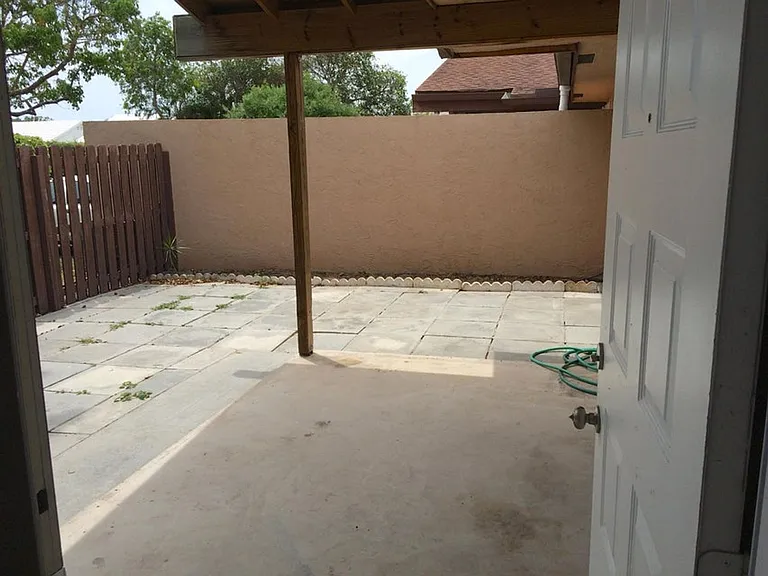 2080 SW 24th Cir — Photo 2