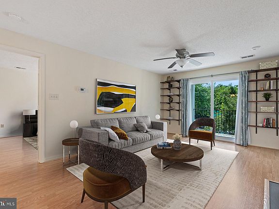 4th image of 10022 Vanderbilt Cir #613