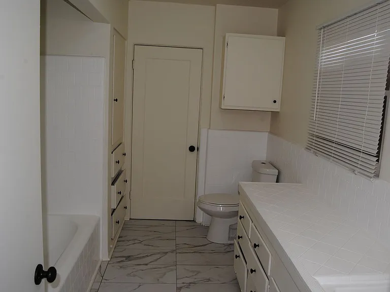408 Oildale Dr — Photo 5