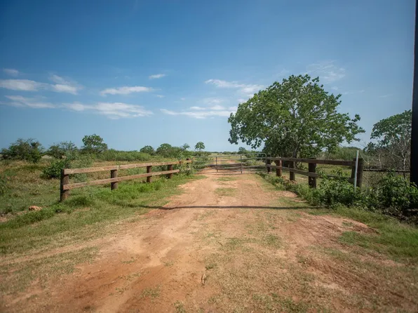 610 County Road 303, Port Lavaca, TX 77979