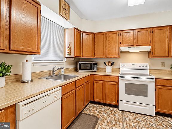 3rd image of 6861 Snowberry Ct