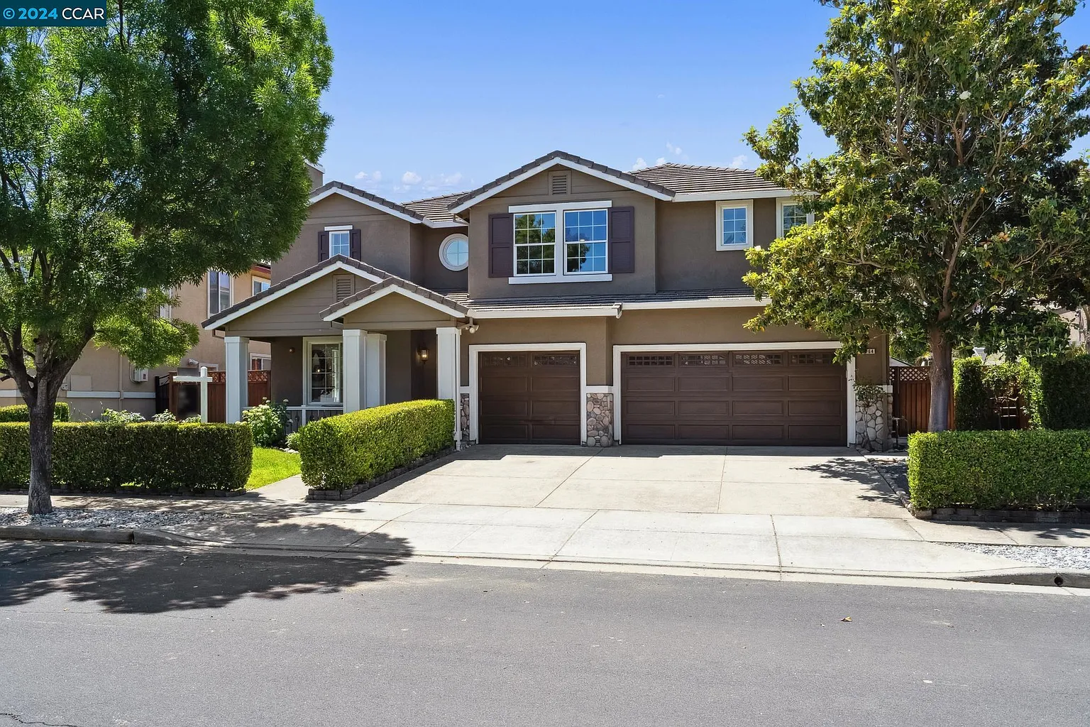 1464 Majestic Ln photo 1