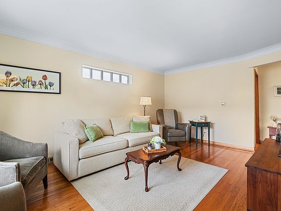 5th image of 325 Beach Ave