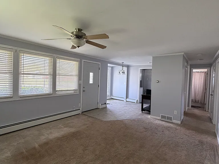 402 Roseberry St — Photo 6