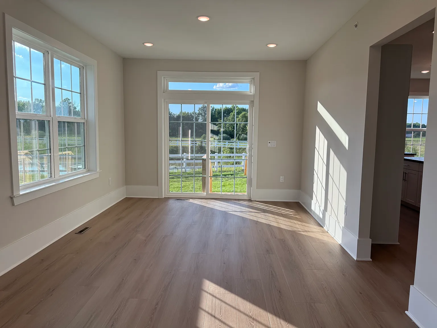 4 bed, 3.5 bath, 4044 sqft, $5,250 — Photo 4