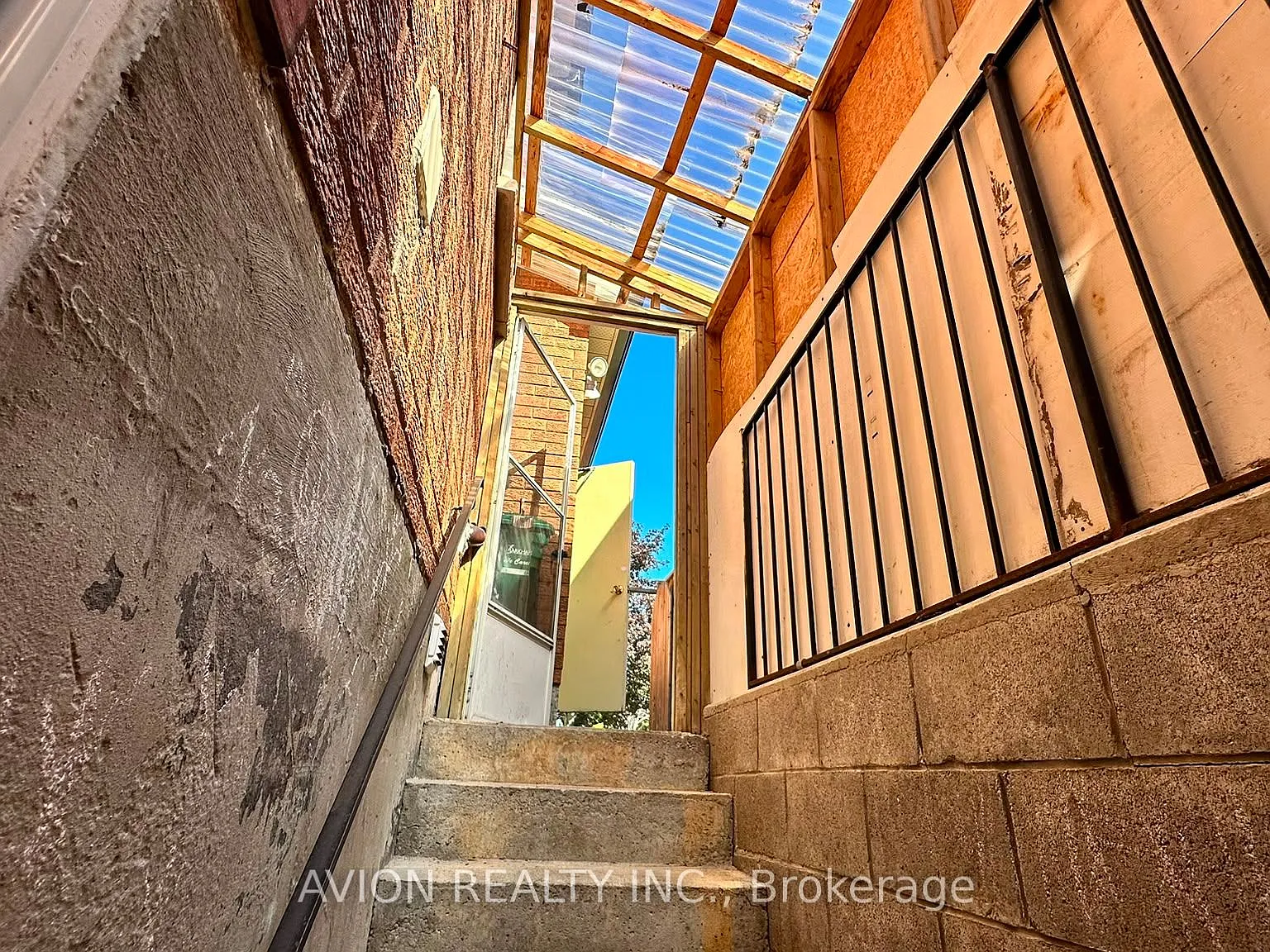 3 bed, $2,000 — Photo 2