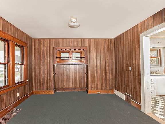 3rd image of 528 W Ravenwood Ave
