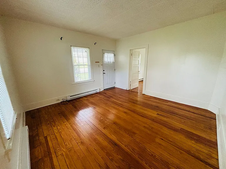 925 Forest St — Photo 3