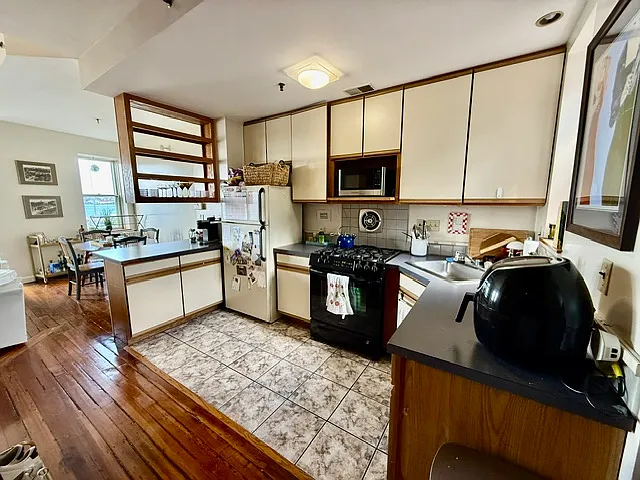 492 Commercial St #4 — Photo 6