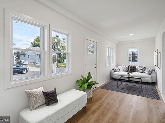 4th image of 3 Alden Ave