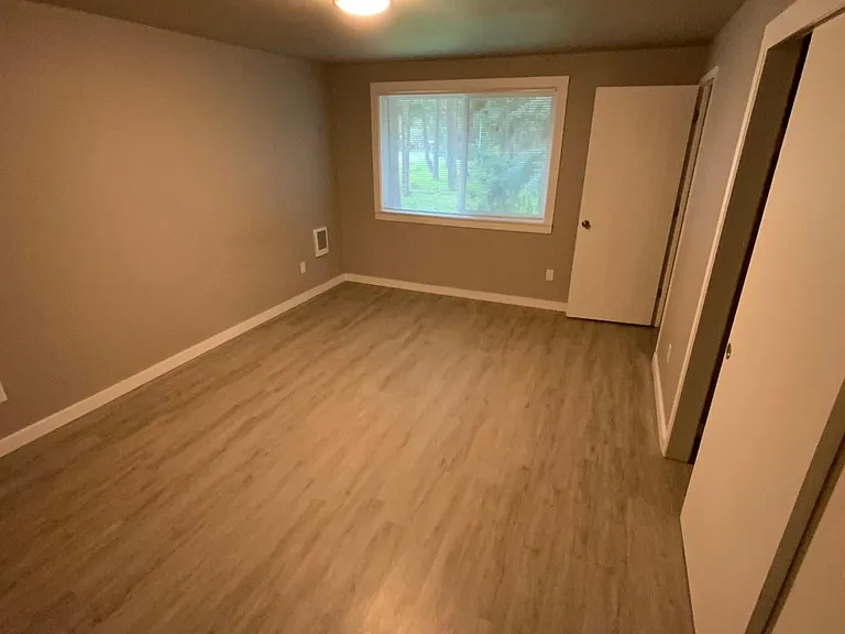 Large primary bedroom w/ 2 closets