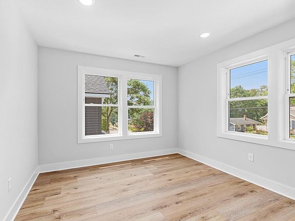 4th image of 980 Diamond Ave NE #2