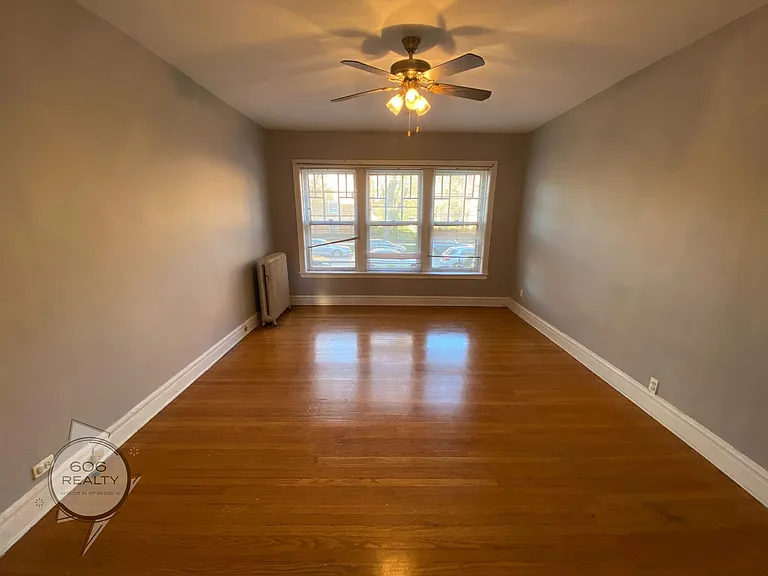 Large Vintage Ravenswood Apts! Special Offer! — Photo 2