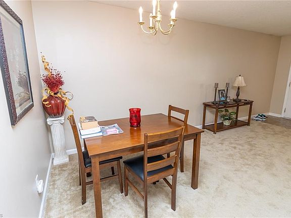 3rd image of 88 Tannenbaum Cir