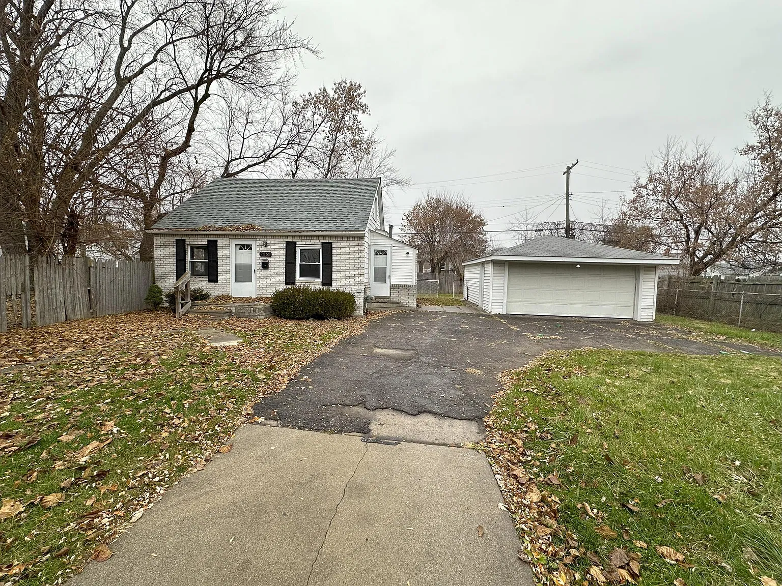 3 bed, 900 sqft, $1,300 — Photo 1