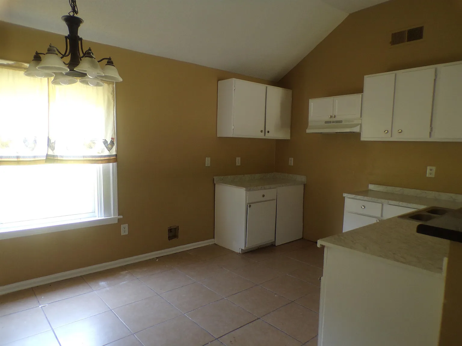 3 bed, 2.0 bath, 1011 sqft, $1,200 — Photo 3