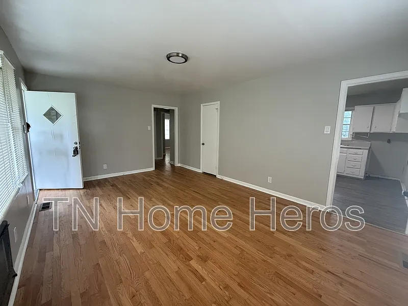 3 bed, 1.0 bath, 900 sqft, $1,800 — Photo 4