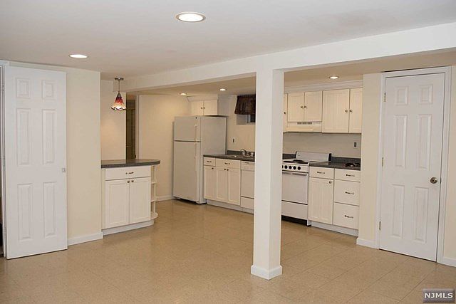 1st image of 218 Kingsland Ave