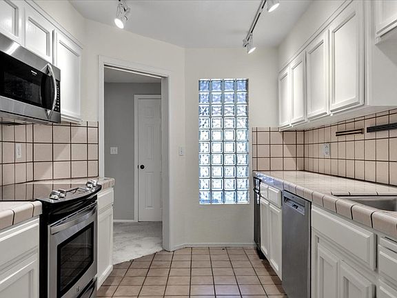 2nd image of 365 Forest Ave APT 2A