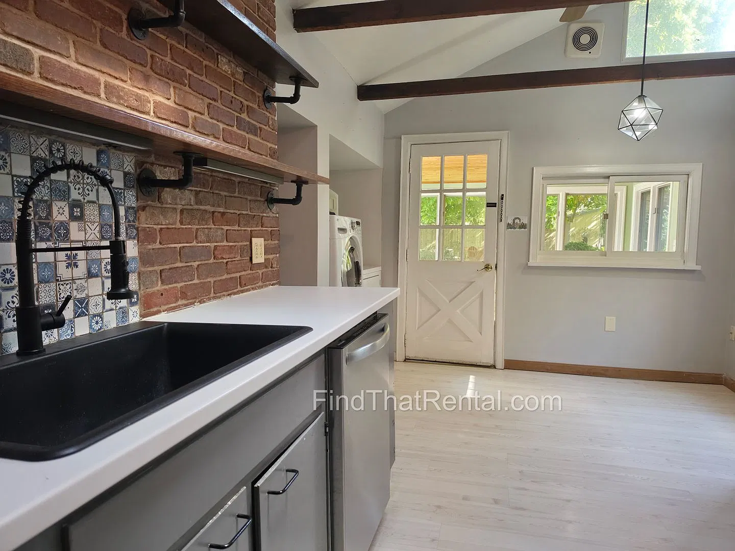 Cat-Friendly Spacious and Bright Downtown Carlisle Historic Home for Rent — Photo 2