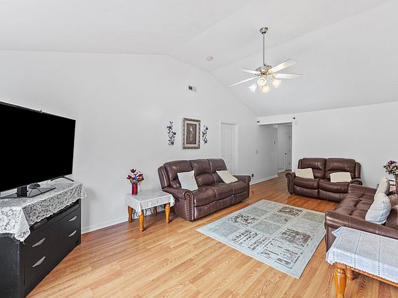 5th image of 107 Glochester Ct