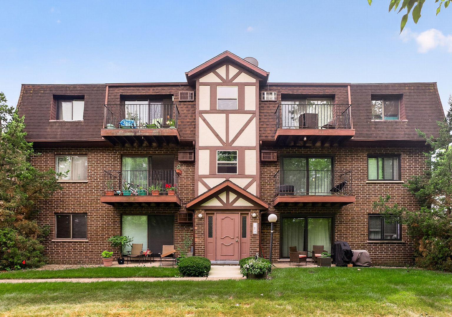 1000 Judson St APT 1A — White Pines Golf Club