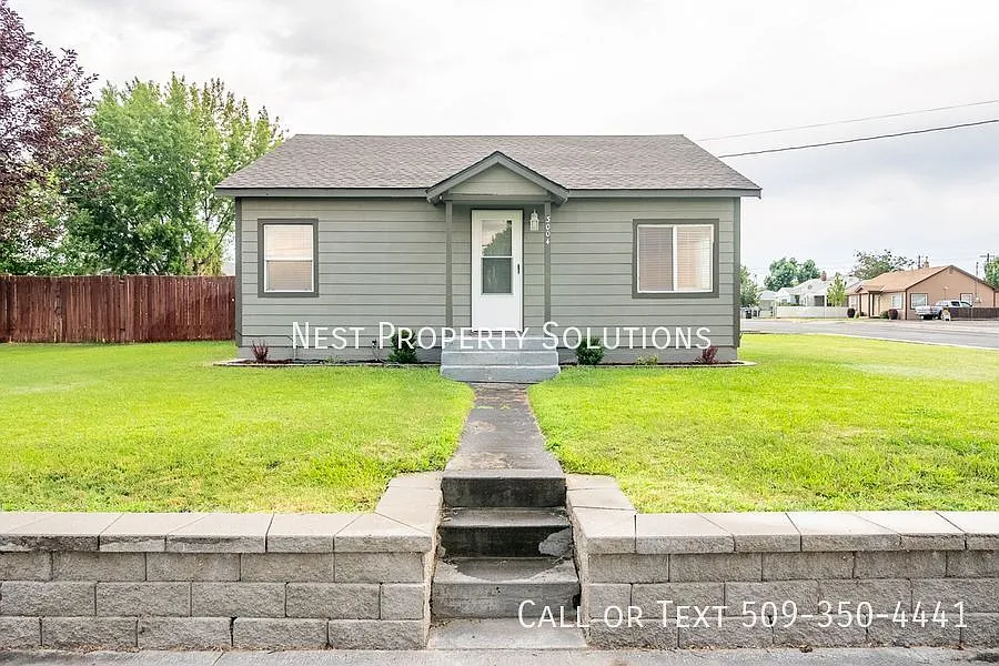 Cozy Home on Corner Lot — Photo 2