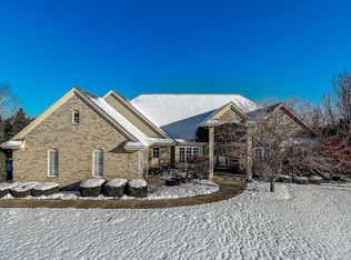 402 N Thornbush Cir, Hartland, WI 53029