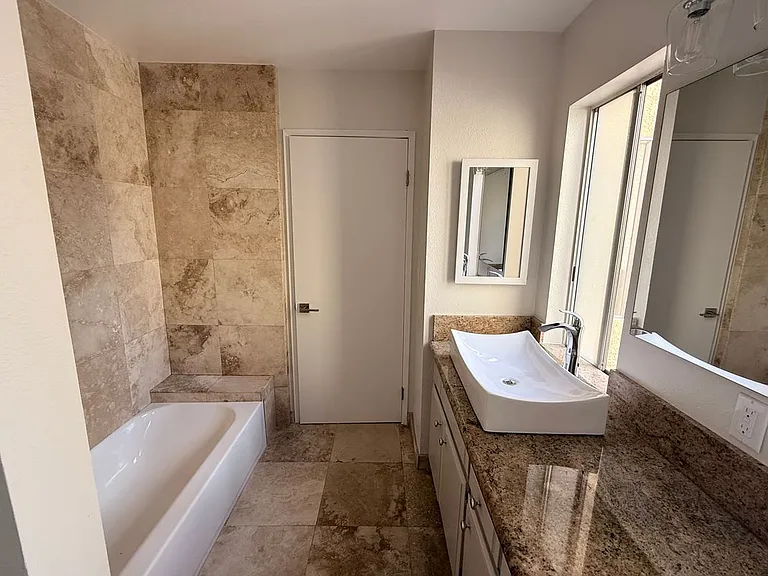 14700 Berendo Ave #2 — Photo 19