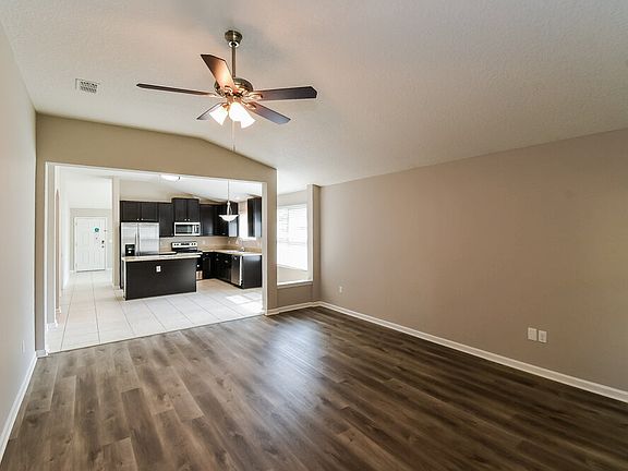 4th image of 1403 Creek Point Blvd