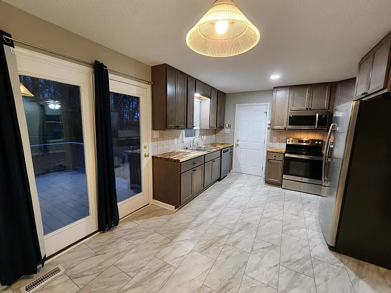 198 Berwick Dr — Photo 4