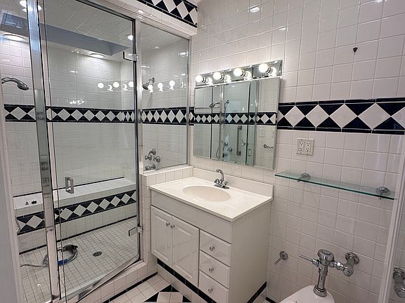 4th image of 1700 Beach St #106